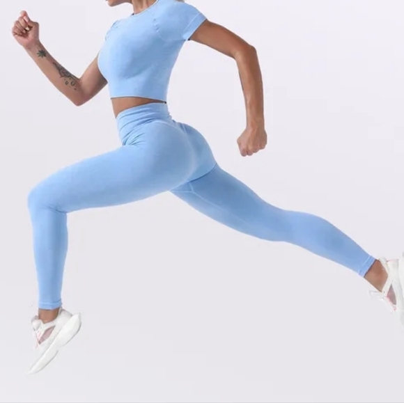 New Sky Blue Seamless Workout Set - Picture 2 of 8
